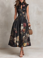 Violeta - Vestido midi negro de satén plisado con estampado floral y escote en V