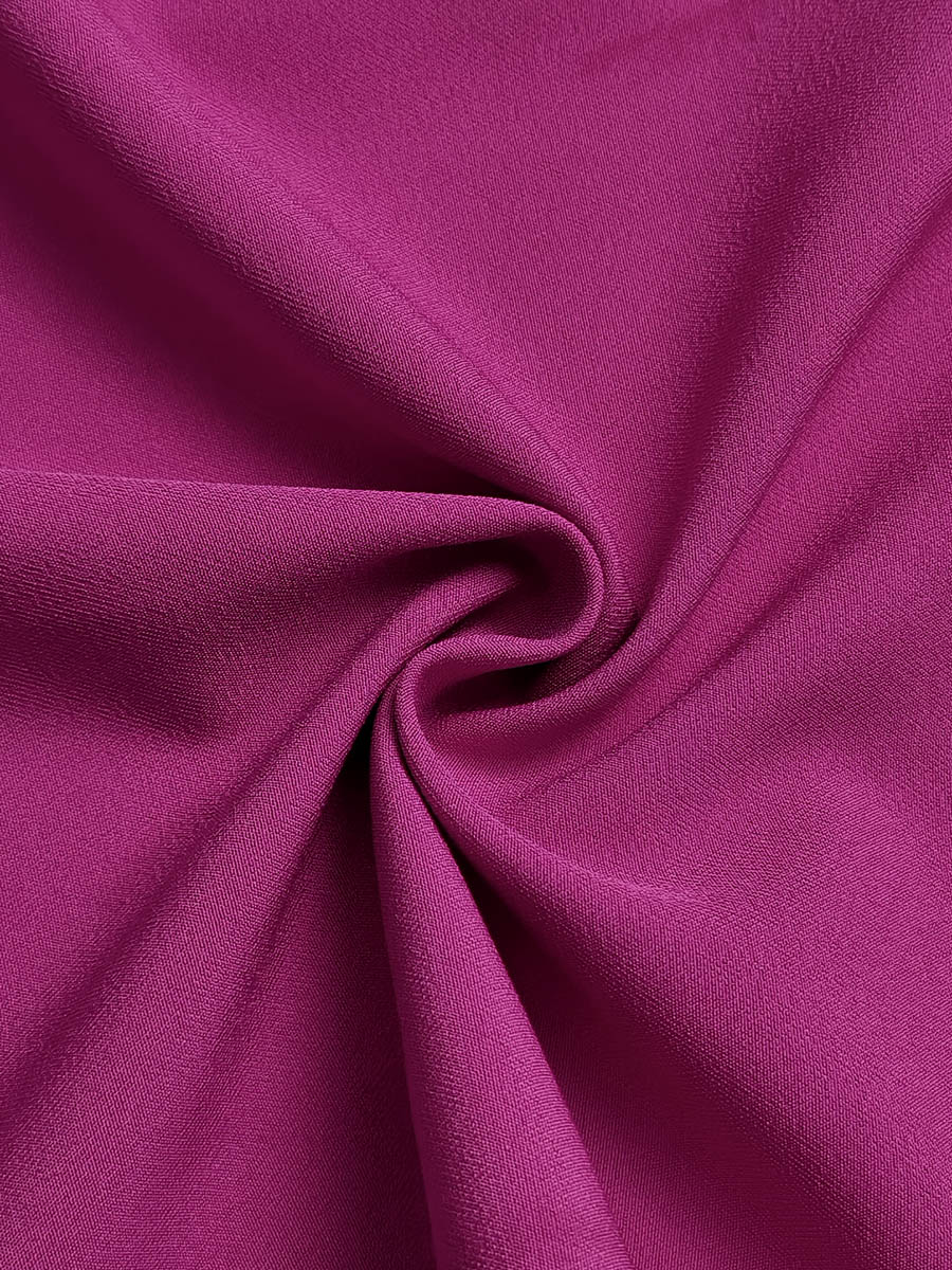 VESTIDO MAXI PLISSADO EM CAMADAS COM MANGA LONGA SOLTA E COR SÓLIDA