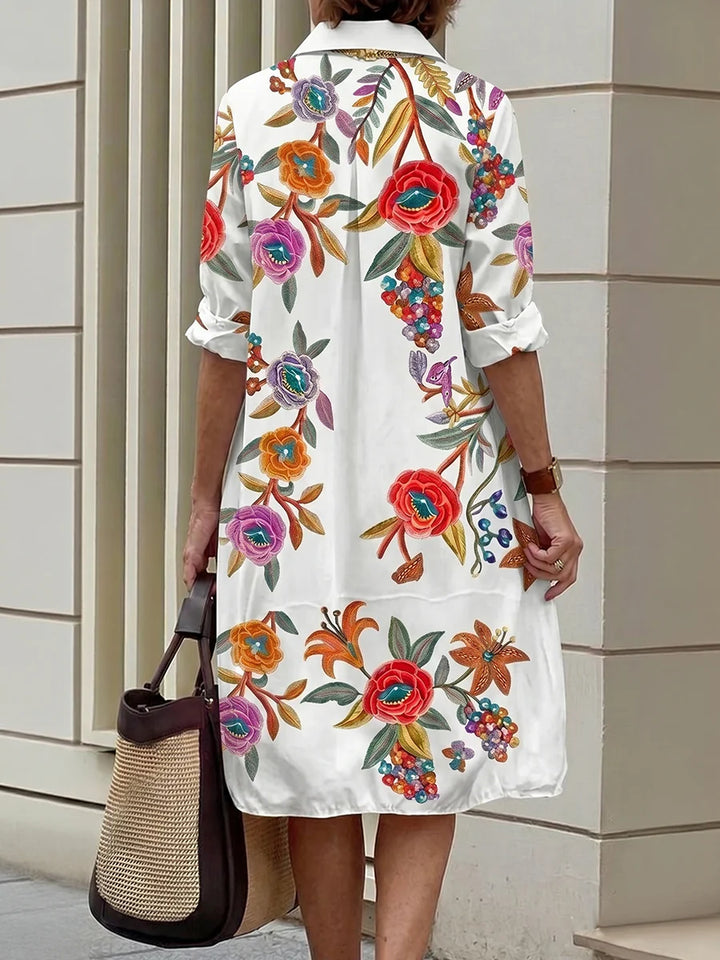 VESTIDO MIDI CAMISEIRO EM CORTE EM A DE MANGA MÉDIA COM BOTÕES, ESTAMPADO FLORAL EM CONTRASTE E BOLSOS