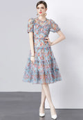 Vestido midi tul floral azul con mangas abullonadas y volantes k26062802