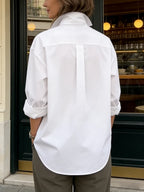 Blusa manga larga suelta solapa abotonada uniones divididas color sólido