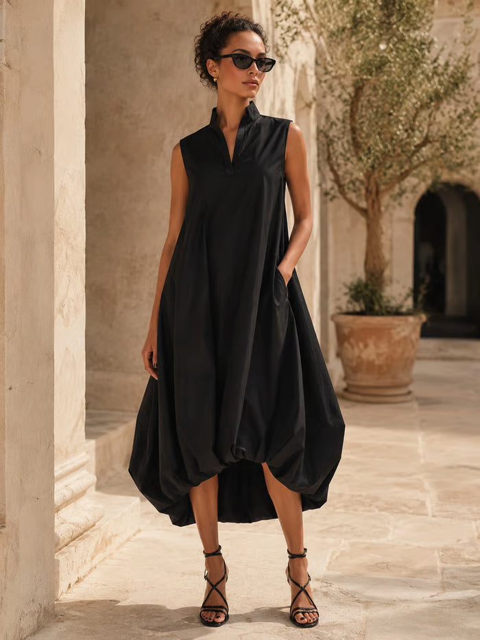 VESTIDO MIDI NEGRO SIN MANGAS CUELLO ALTO CON BAJO ABULLONADO