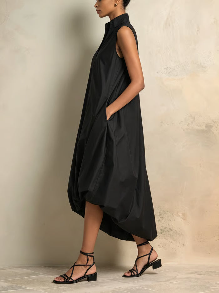 VESTIDO MIDI NEGRO SIN MANGAS CUELLO ALTO CON BAJO ABULLONADO