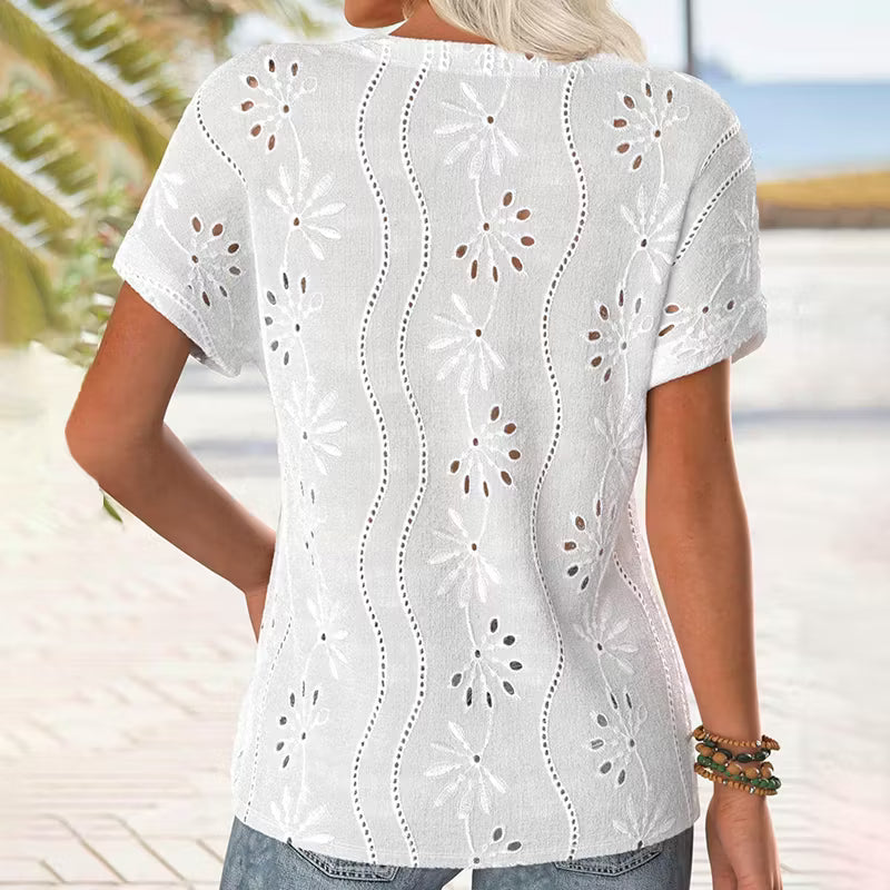 CAMISETA FEMENINA RETRO CON ESCOTE EN V Y BORDADO FLORAL EN ENCAJE