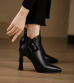 Alba | Botines con Tacón y Hebilla Oversize
