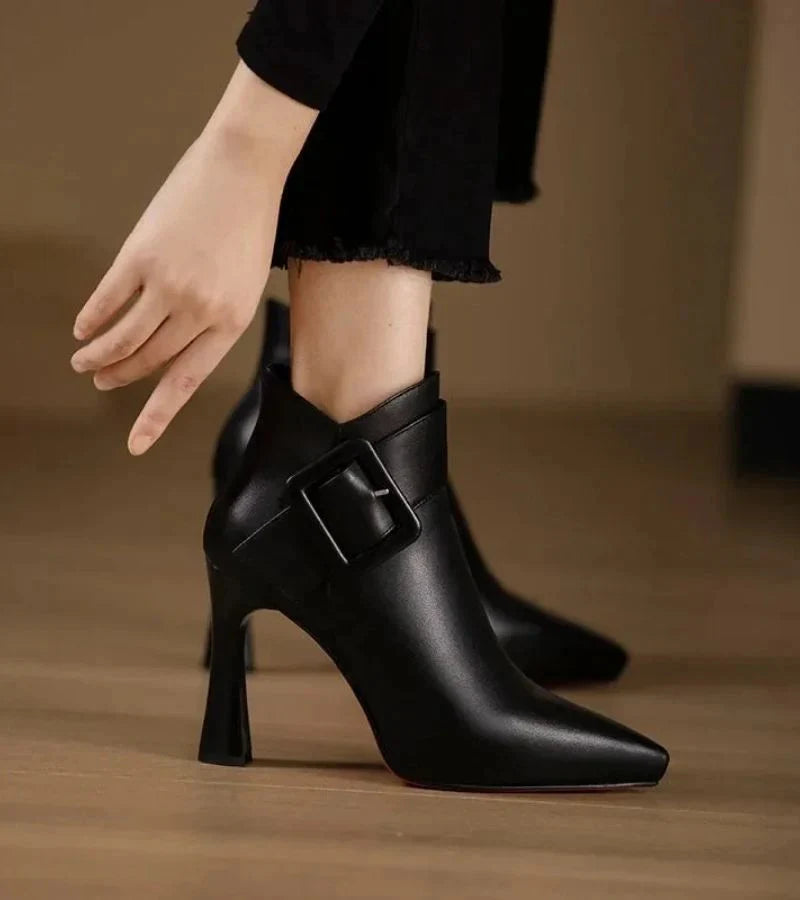 Alba | Botines con Tacón y Hebilla Oversize