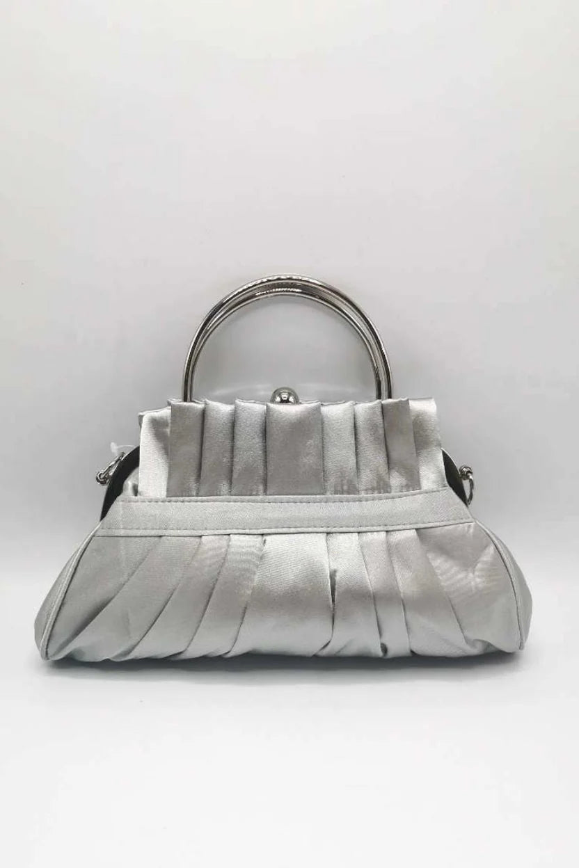 Renata | Bolso Clutch Plateado de Satén Plisado con Broche de Cristales y Cadena