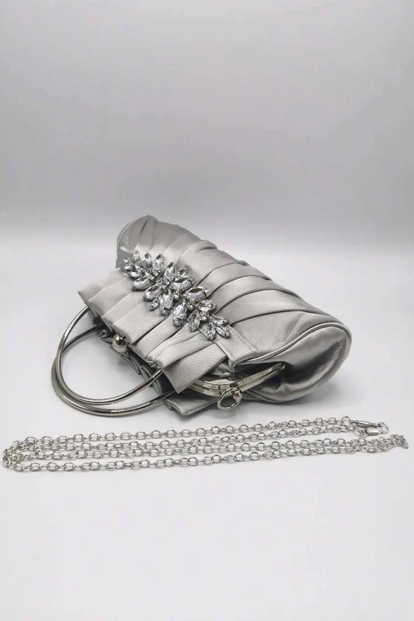 Renata | Bolso Clutch Plateado de Satén Plisado con Broche de Cristales y Cadena