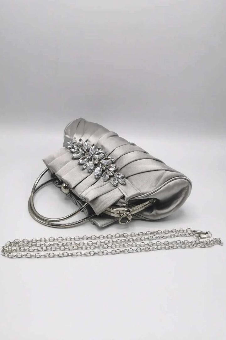 Renata | Mala de Mão Clutch Prateada de Cetim Plissado com Fecho de Cristais e Alça de Corrente