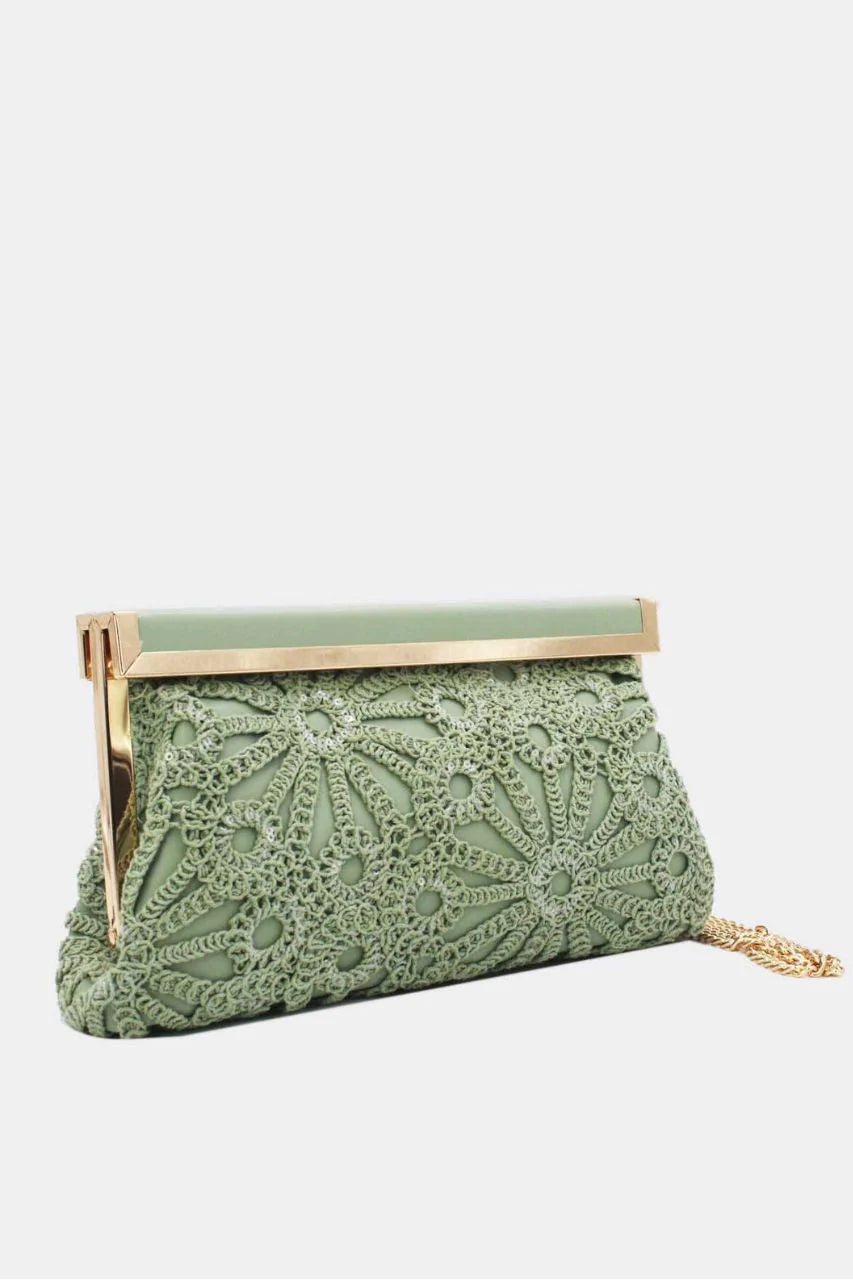 Jennifer | Bolso Clutch Verde Salvia de Encaje Crochet con Marco Dorado y Cadena