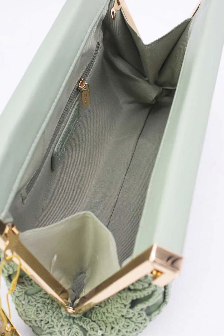 Jennifer | Mala Clutch Verde Salvia Em Crochet De Renda Com Aro Dourado E Alça