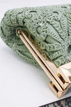 Jennifer | Bolso Clutch Verde Salvia de Encaje Crochet con Marco Dorado y Cadena