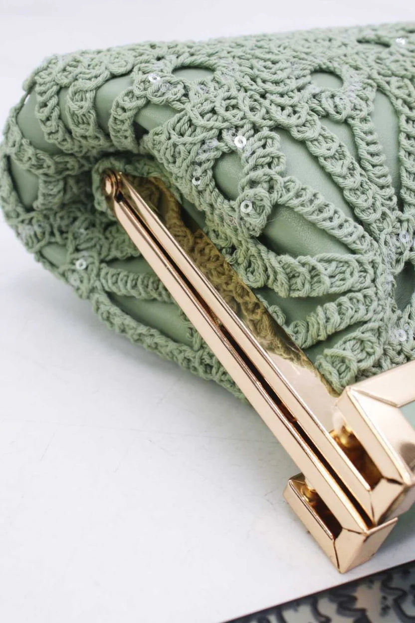 Jennifer | Bolso Clutch Verde Salvia de Encaje Crochet con Marco Dorado y Cadena