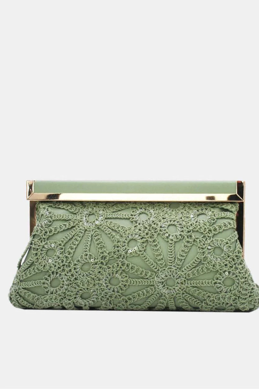 Jennifer | Bolso Clutch Verde Salvia de Encaje Crochet con Marco Dorado y Cadena