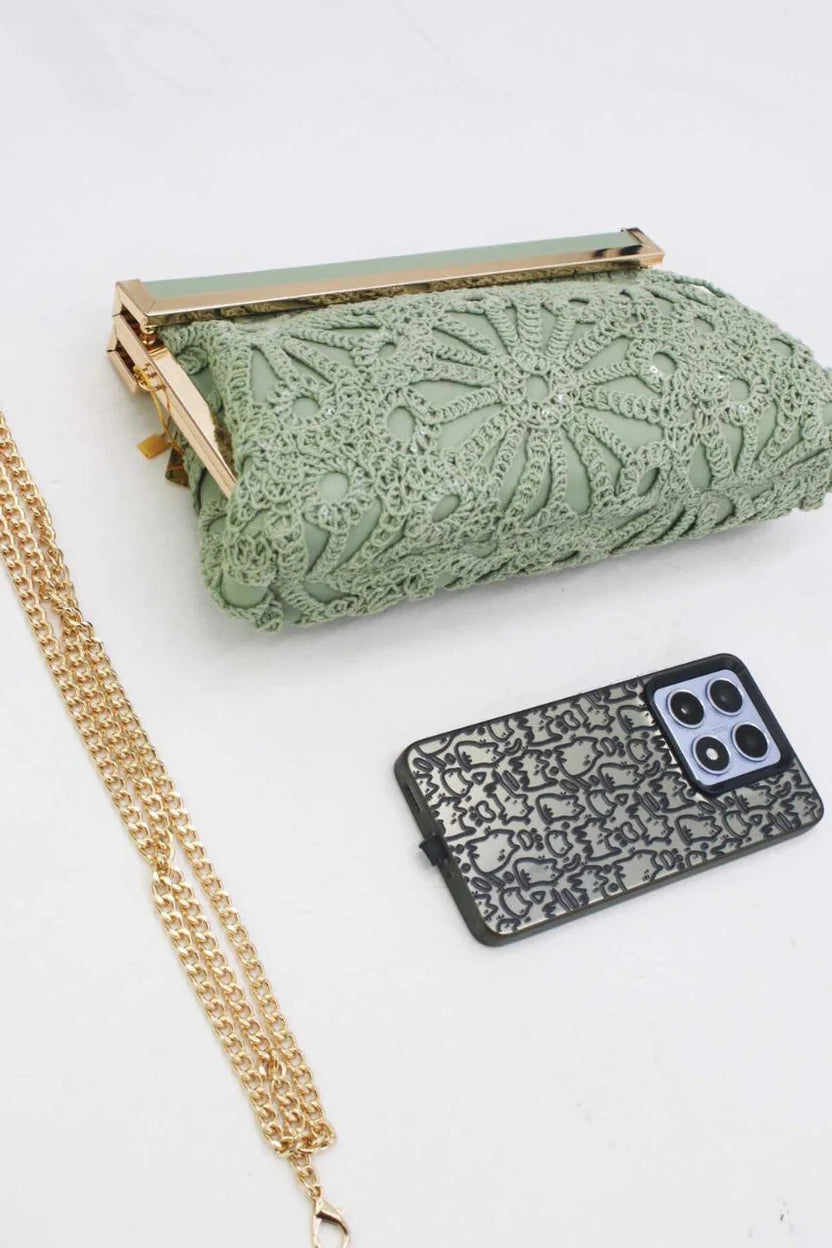 Jennifer | Bolso Clutch Verde Salvia de Encaje Crochet con Marco Dorado y Cadena