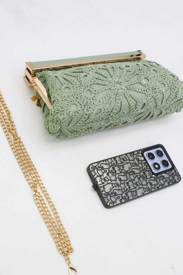 Jennifer | Mala Clutch Verde Salvia Em Crochet De Renda Com Aro Dourado E Alça