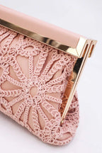 Jennifer | Bolso Clutch Rosa de Encaje Crochet con Marco Dorado y Cadena