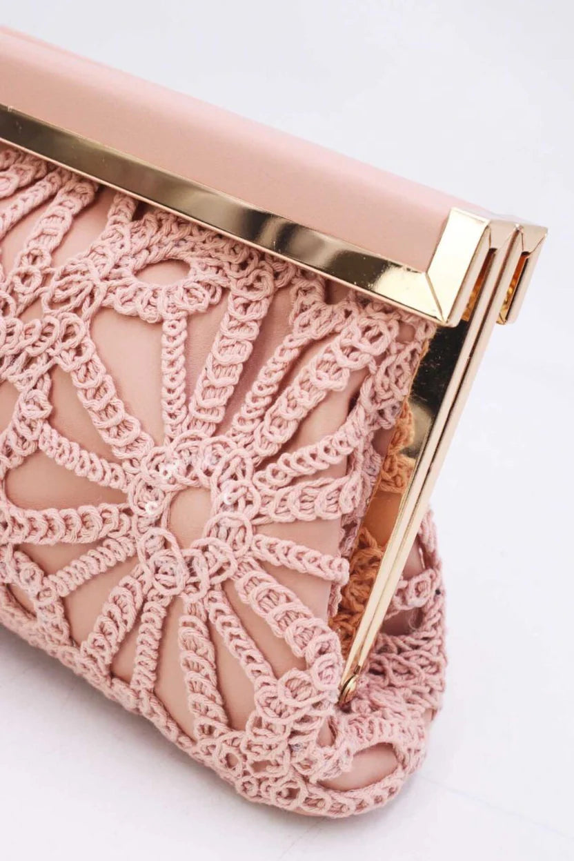 Jennifer | Bolso Clutch Rosa de Encaje Crochet con Marco Dorado y Cadena