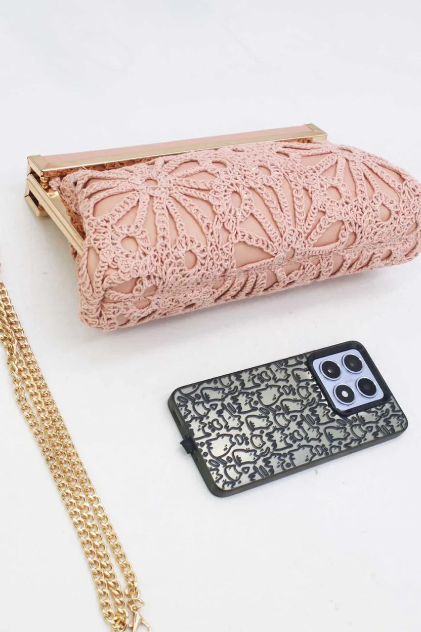 Jennifer | Bolso Clutch Rosa de Encaje Crochet con Marco Dorado y Cadena