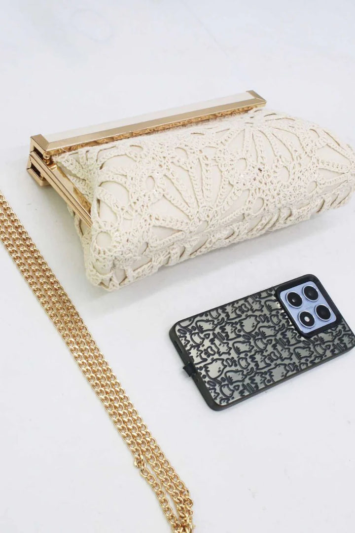 Jennifer | Mala Clutch Creme de Renda Croché com Armação Dourada e Corrente