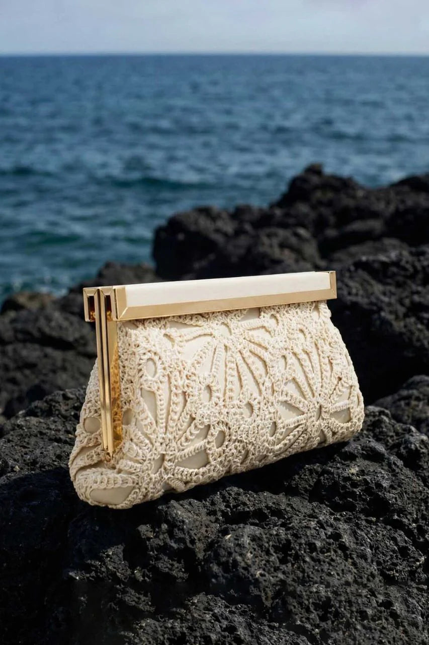 Jennifer | Bolso Clutch Crema de Encaje Crochet con Marco Dorado y Cadena