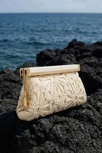 Jennifer | Bolso Clutch Crema de Encaje Crochet con Marco Dorado y Cadena