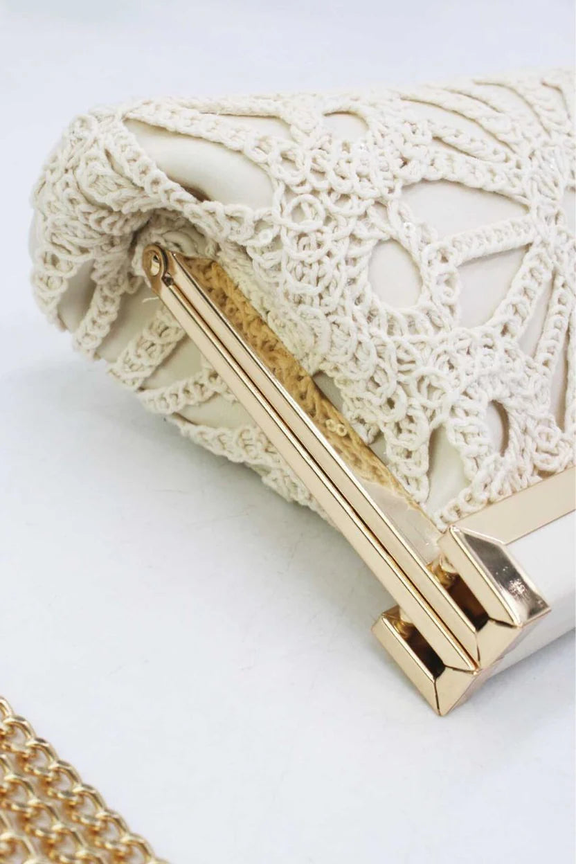 Jennifer | Bolso Clutch Crema de Encaje Crochet con Marco Dorado y Cadena