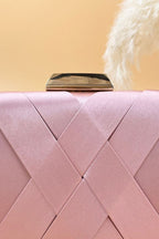 Tamara | Bolso Clutch Rígido Rosa Nude de Satén Entrelazado con Marco y Cadena Dorada