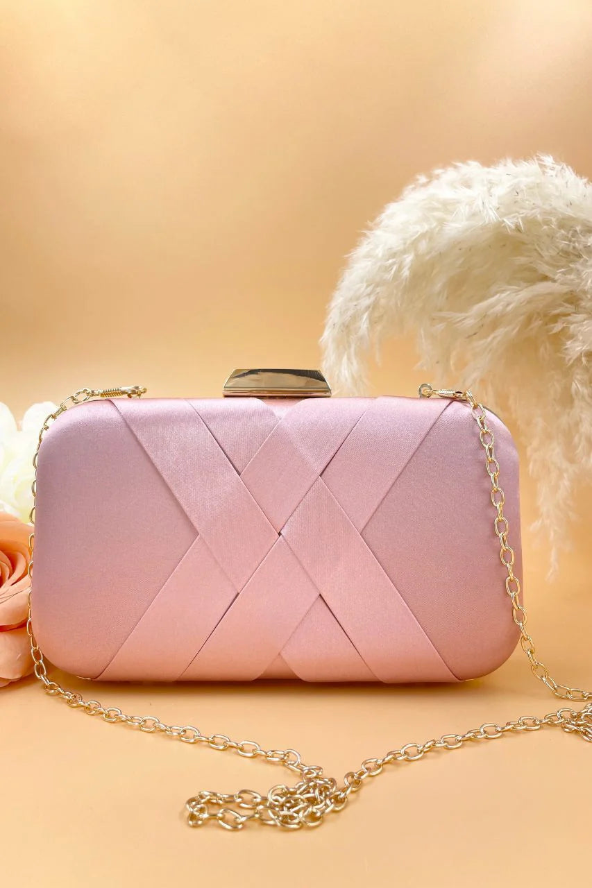 Tamara | Bolso Clutch Rígido Rosa Nude de Satén Entrelazado con Marco y Cadena Dorada