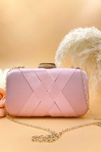 Tamara | Bolso Clutch Rígido Rosa Nude de Satén Entrelazado con Marco y Cadena Dorada