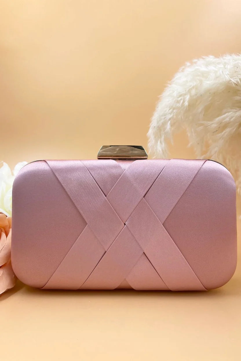 Tamara | Bolso Clutch Rígido Rosa Nude de Satén Entrelazado con Marco y Cadena Dorada