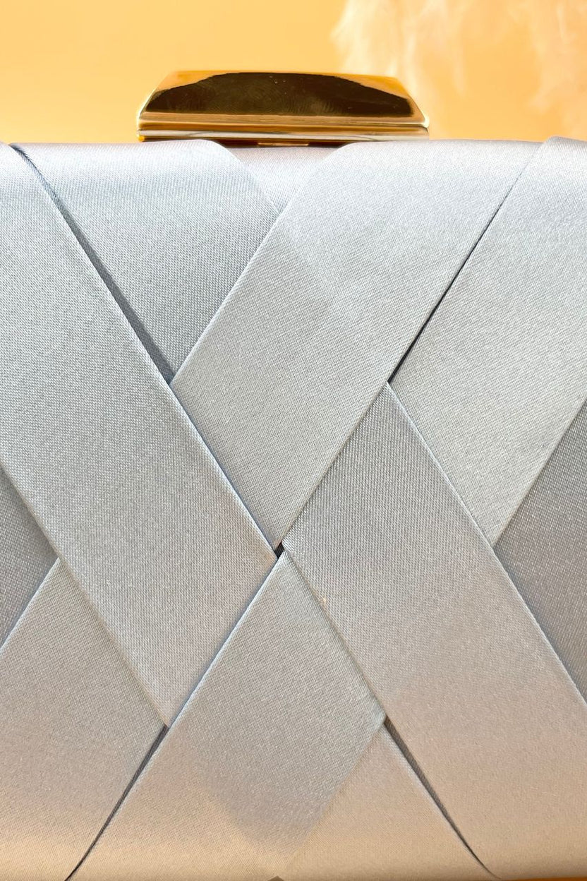 Tamara | Bolso Clutch Rígido Azul de Satén Entrelazado con Marco y Cadena Dorada