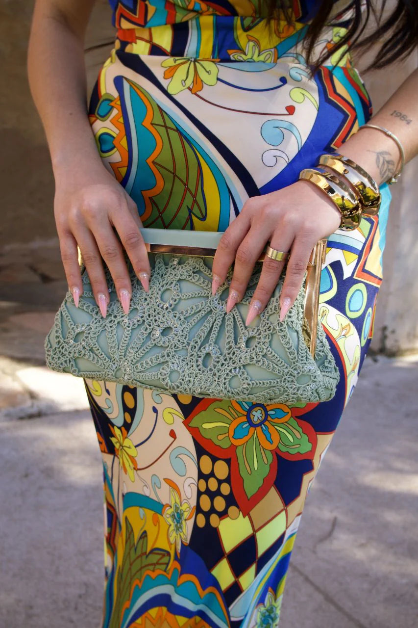 Jennifer | Bolso Clutch Verde Salvia de Encaje Crochet con Marco Dorado y Cadena
