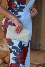 Mireya | Bolso Clutch Sobre con Bordado Integral de Perlas y Cadena Plateada