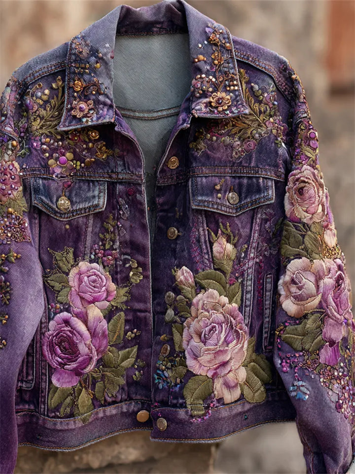 Elegante Chaqueta Vaquera Teñida Con Bordados De Rosas Moradas Brillantes