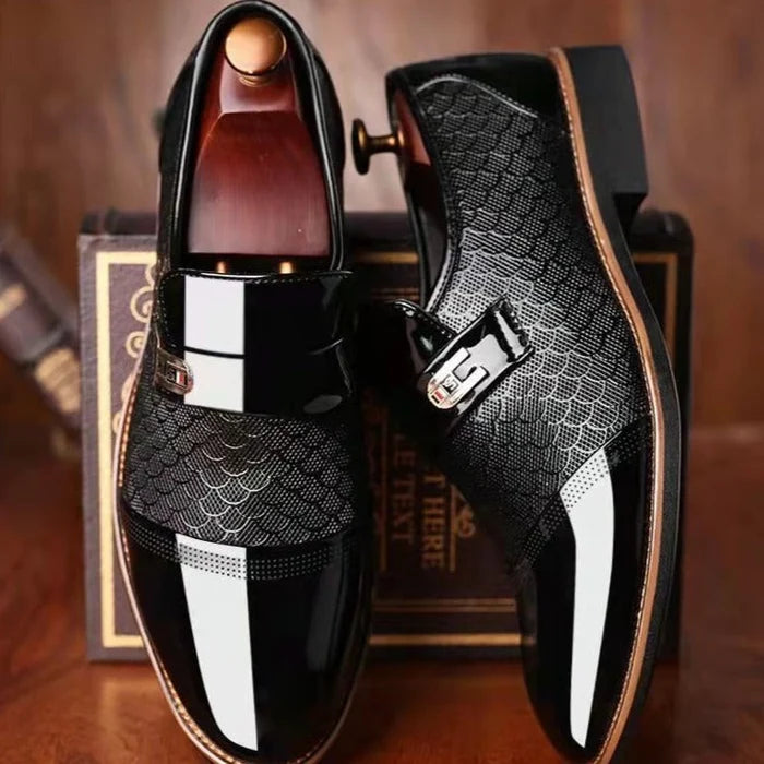 MEN'S TEXTURED LOAFERS WITH BUCKLE AND GLOSSY FINISH