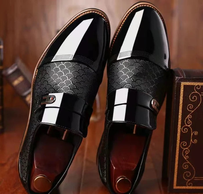 MEN'S TEXTURED LOAFERS WITH BUCKLE AND GLOSSY FINISH