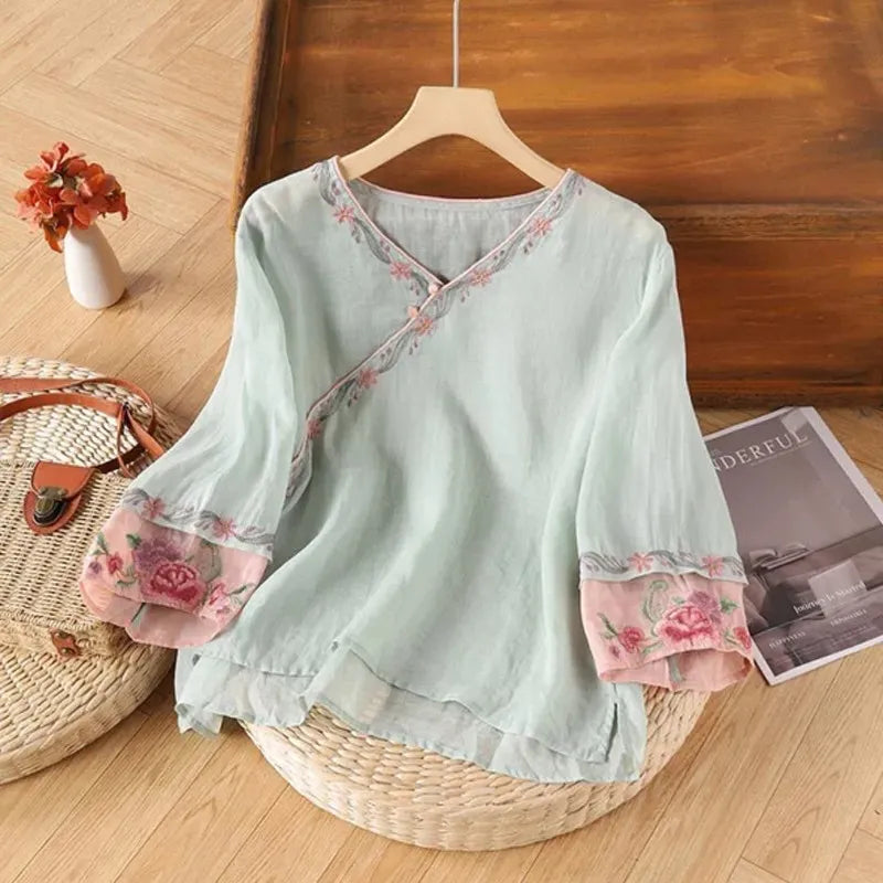 Top casual con bordado floral artístico