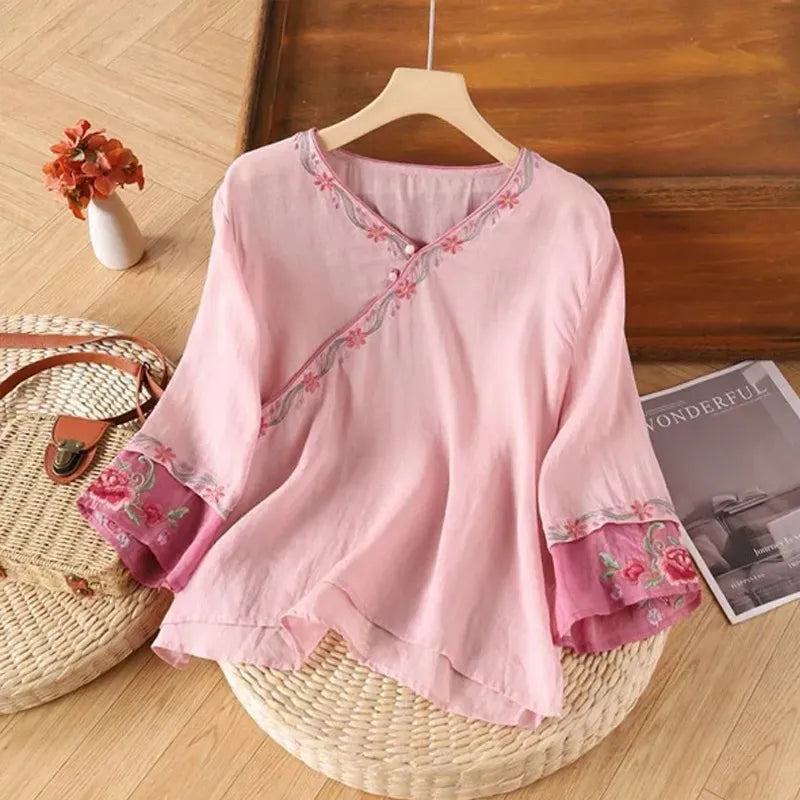 Top casual con bordado floral artístico